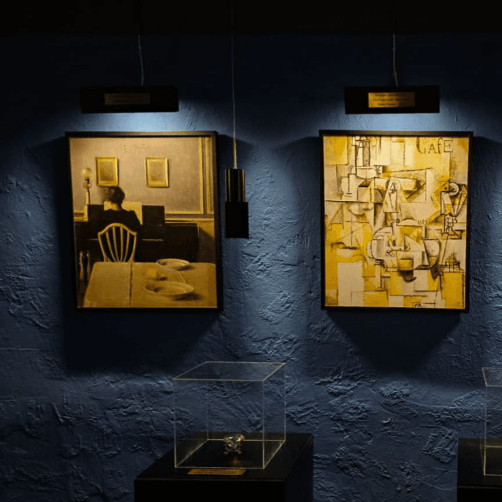 Art Gallery escape room - elegant gallery with paintings